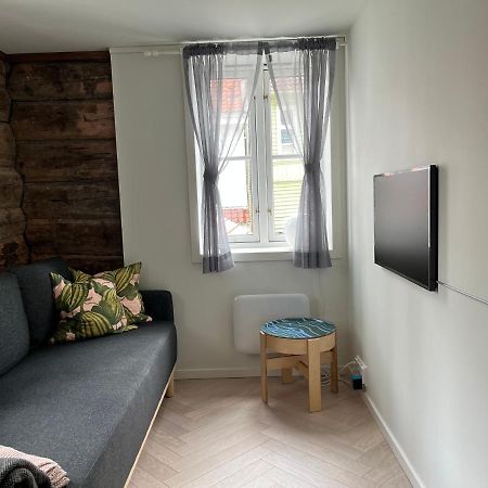 Entire Renovated Apartment From 1780 With Kitchen, Bath, Bedroom, And Living Room In Skuteviken Bergen Exterior photo
