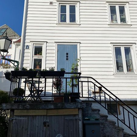 Entire Renovated Apartment From 1780 With Kitchen, Bath, Bedroom, And Living Room In Skuteviken Bergen Exterior photo