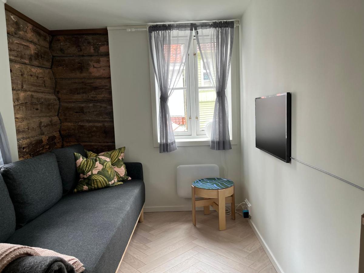 Entire Renovated Apartment From 1780 With Kitchen, Bath, Bedroom, And Living Room In Skuteviken Bergen Exterior photo