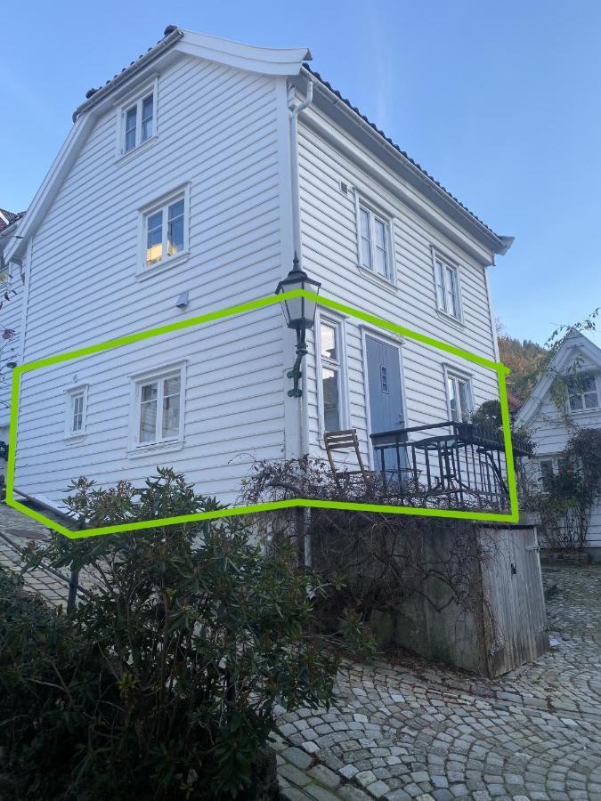 Entire Renovated Apartment From 1780 With Kitchen, Bath, Bedroom, And Living Room In Skuteviken Bergen Exterior photo