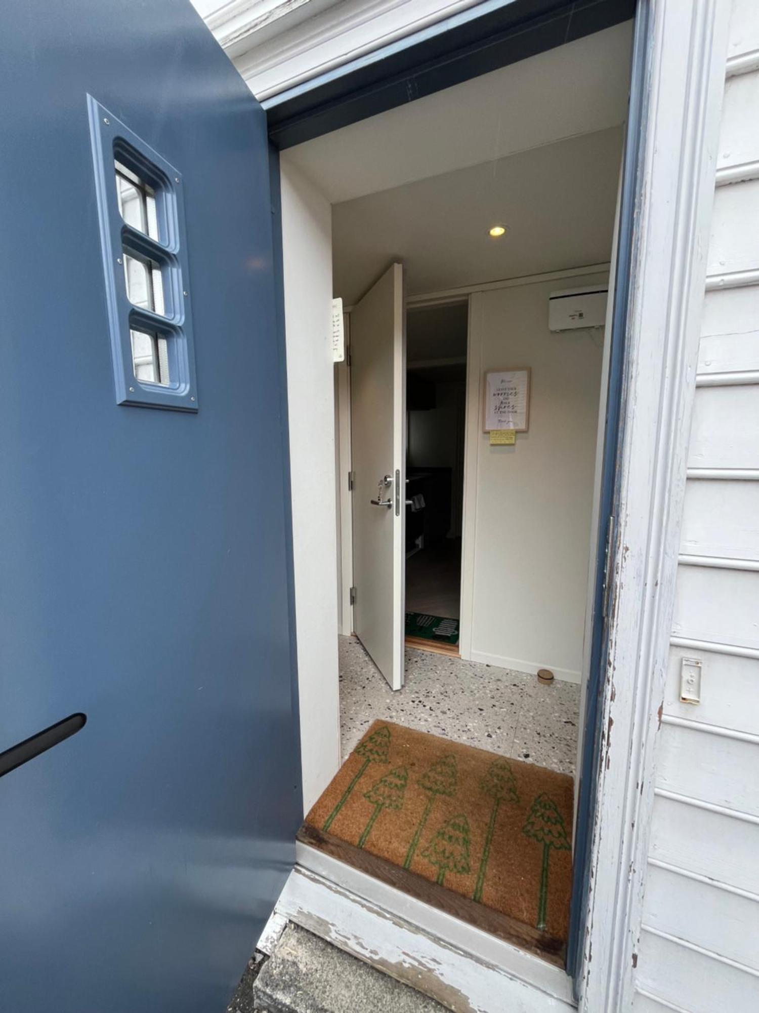 Entire Renovated Apartment From 1780 With Kitchen, Bath, Bedroom, And Living Room In Skuteviken Bergen Exterior photo